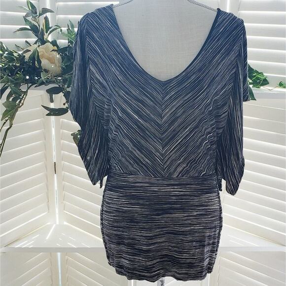 WHITE HOUSE BLACK MARKET FITTED V NECK SIZE SMALL - Picture 1 of 9